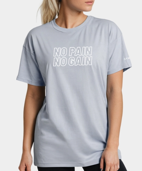 Sportlerin trägt T-Shirt mit Aufdruck No Pain No Gain - hellblau - Baumwolle - GYMVIA - Frontansicht